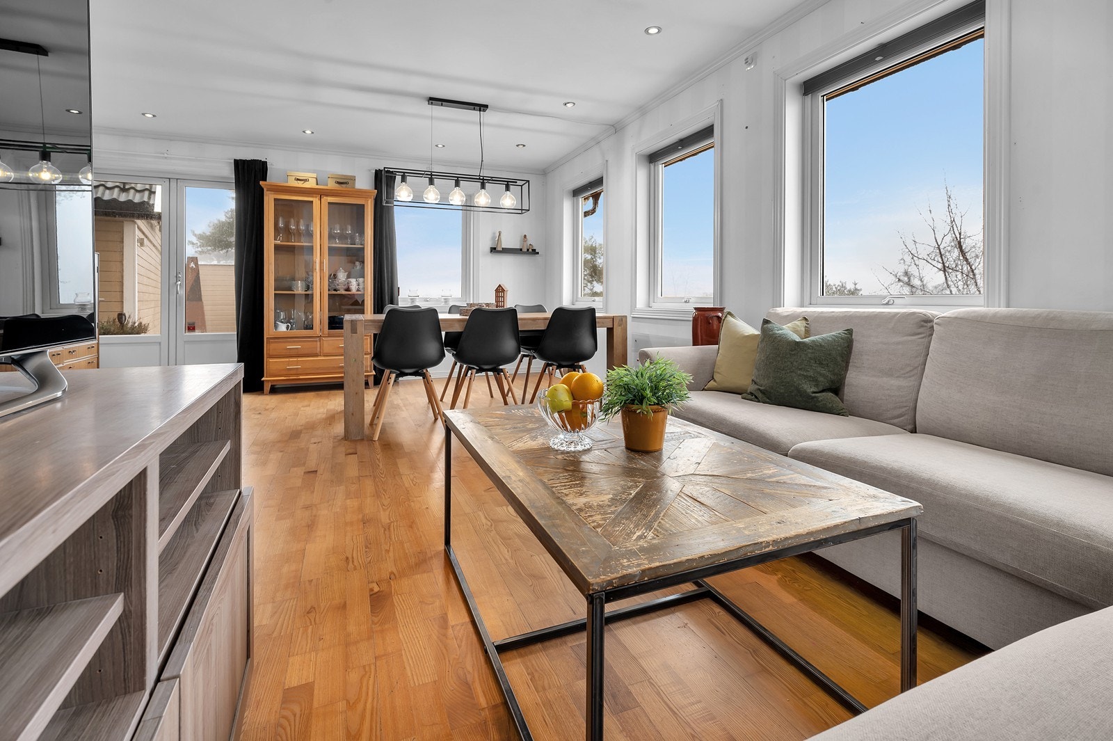 Det er lyse fargevalg i stuen og i taket er det spotter med dimming. Galleribilde