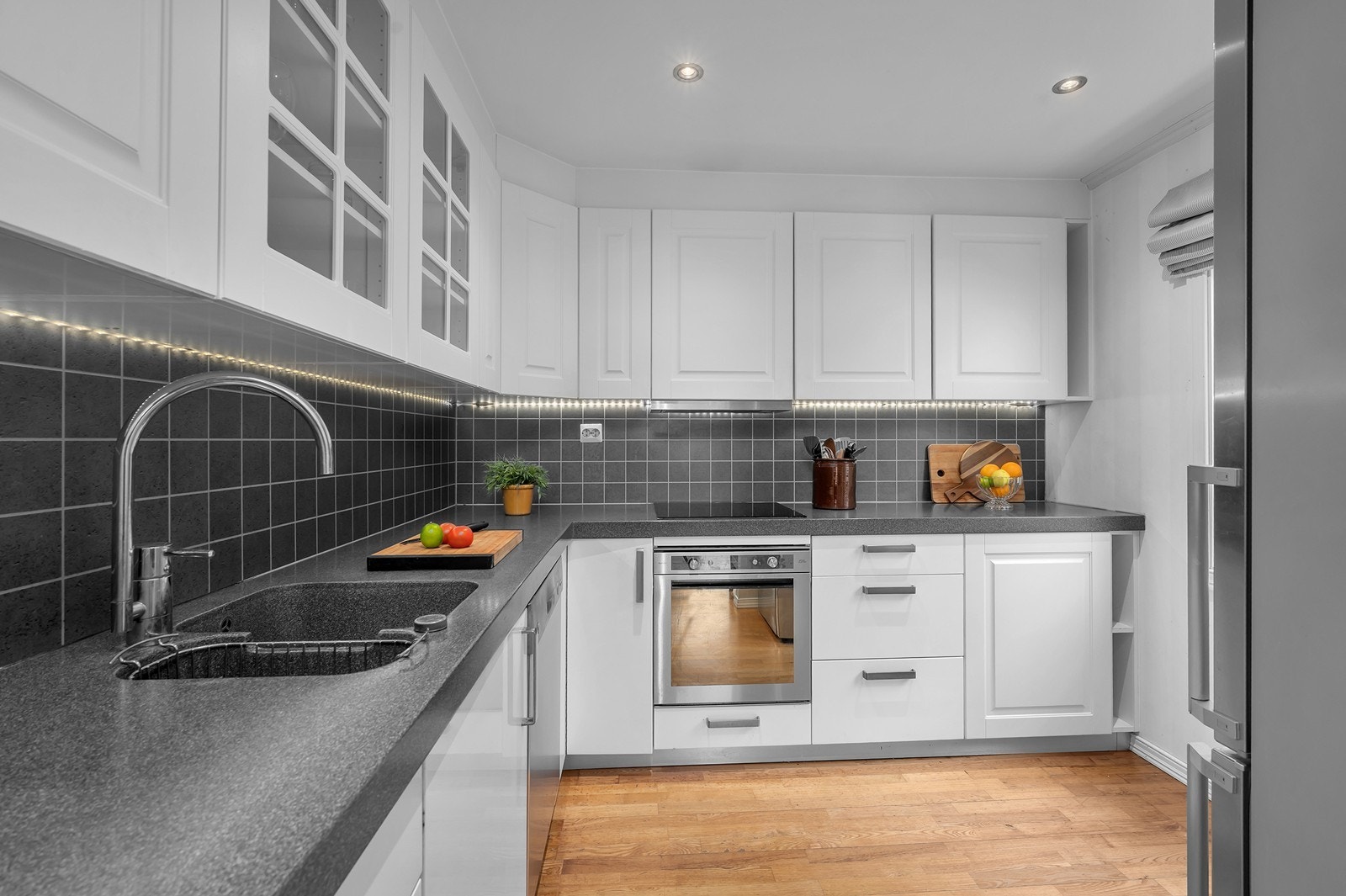 Lekkert kjøkken som har godt med benke- og skapplass. Galleribilde