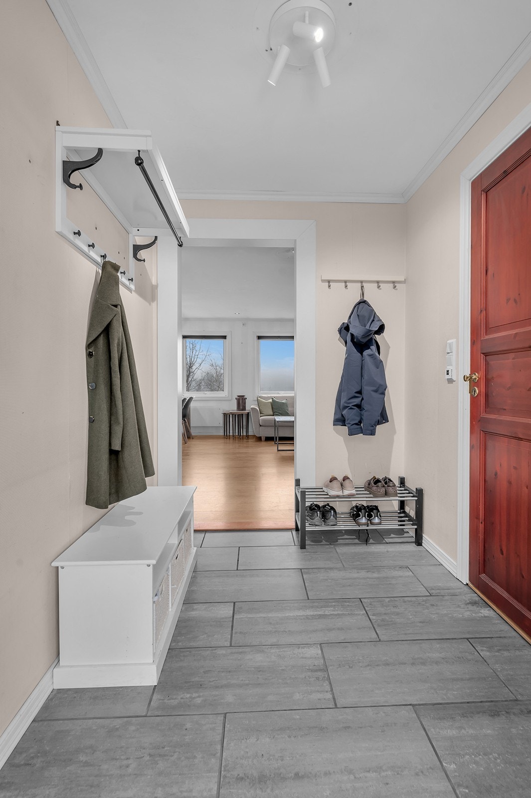 Flislagt entrè og godt med plass for yttertøy og sko. Galleribilde