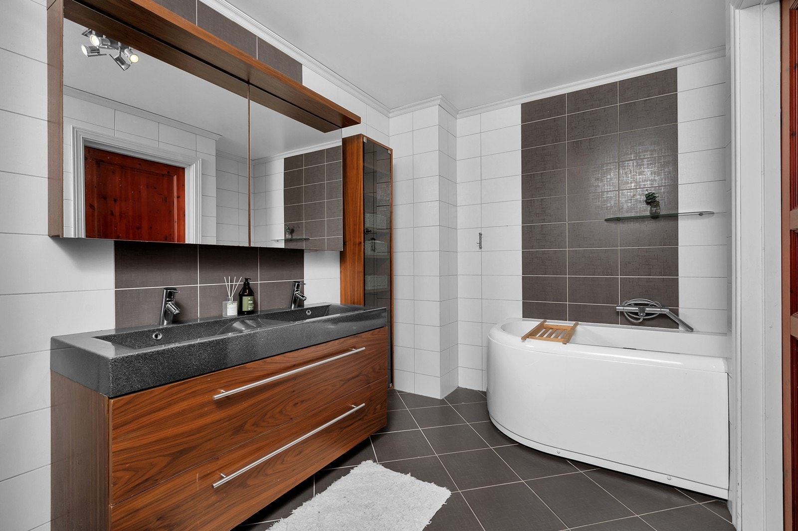 Badet har også et deilig badekar. Galleribilde