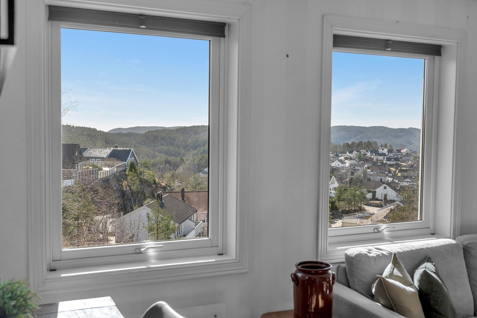 Det er en upåklagelig utsikt fra stuen. I vinduet er det montert praktiske liftgardiner. Galleribilde