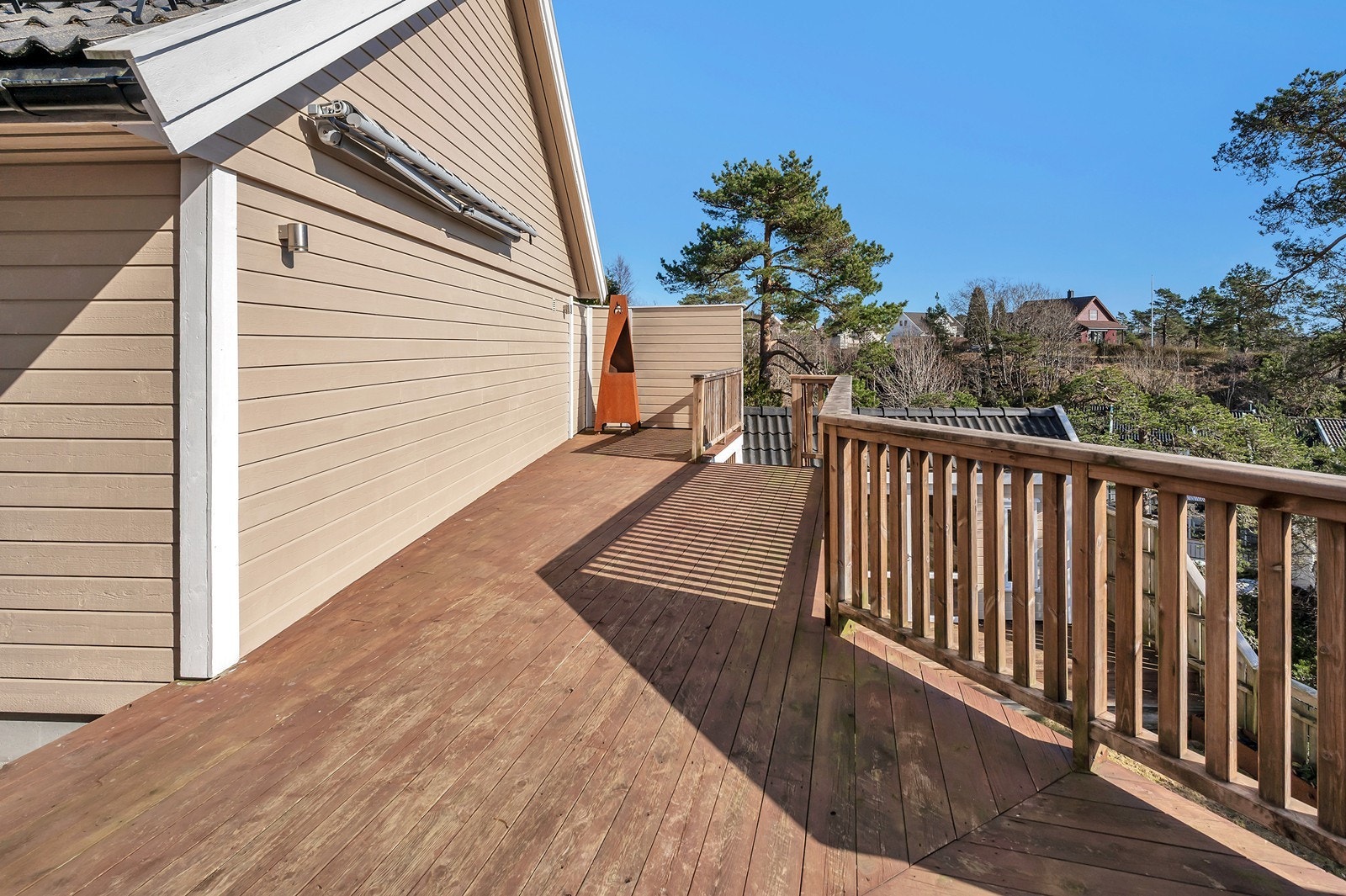 Vi har gått ut en tur fra stuen hvor vi møtes av denne verandaen som har godt med sol. Galleribilde