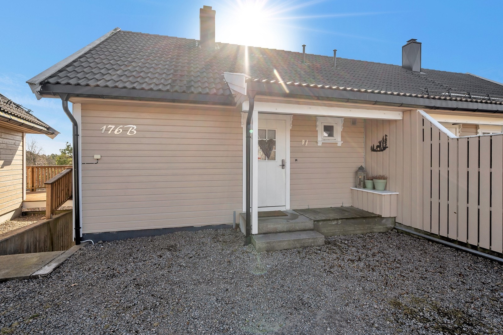 Inngangsparti. Foran er det også rikelig med biloppstillingsplass. Galleribilde