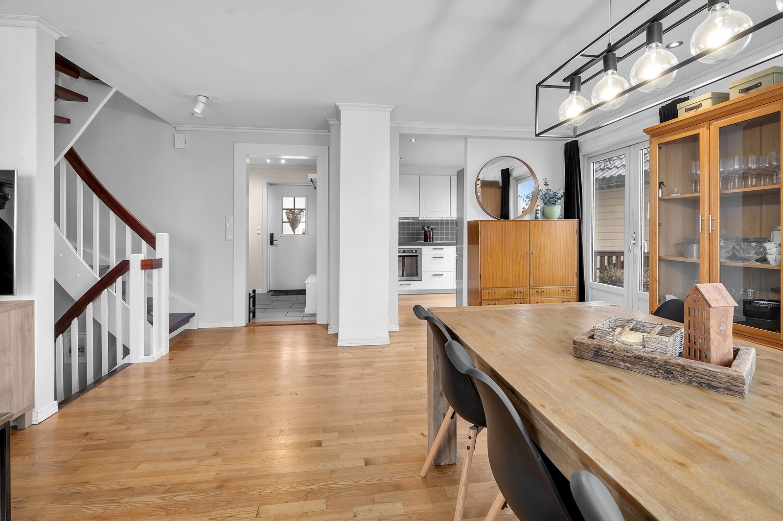 Vi sjekker ut kjøkkenet som ligger i forlengelsen av stuen. Galleribilde