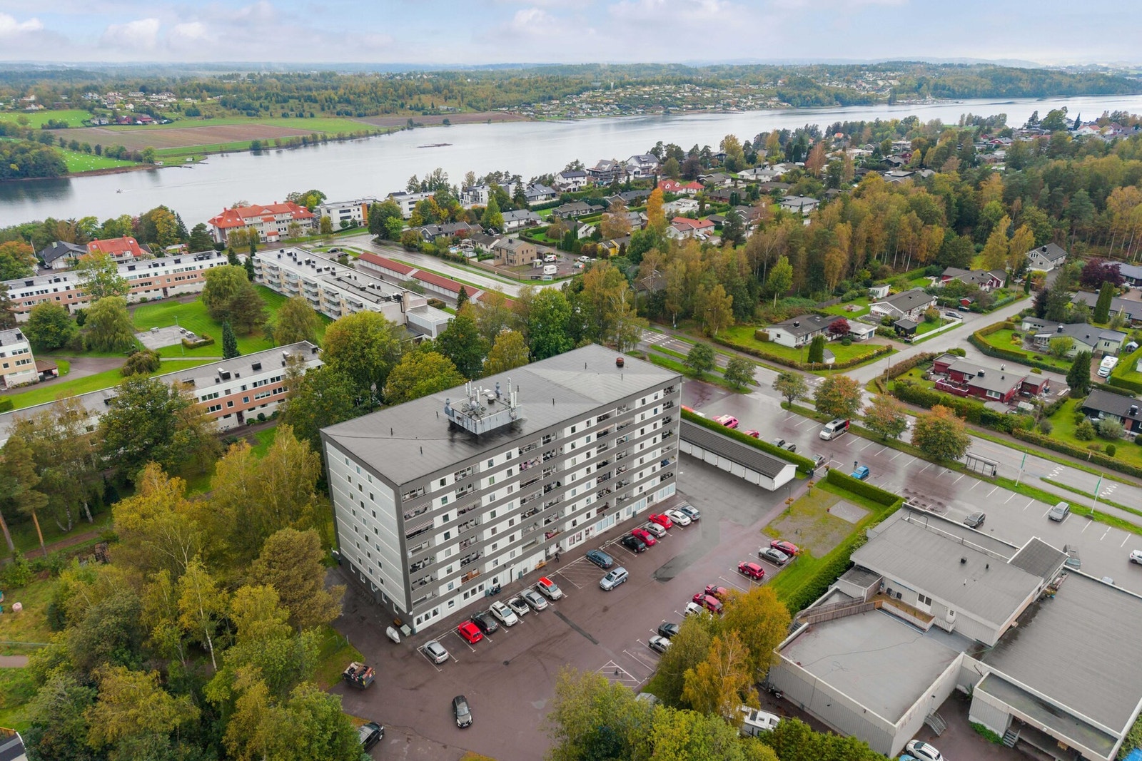 Vinduer er stort sett skiftet i perioden 2009-2020. Leilighetsdører er nye i 2013. Galleribilde