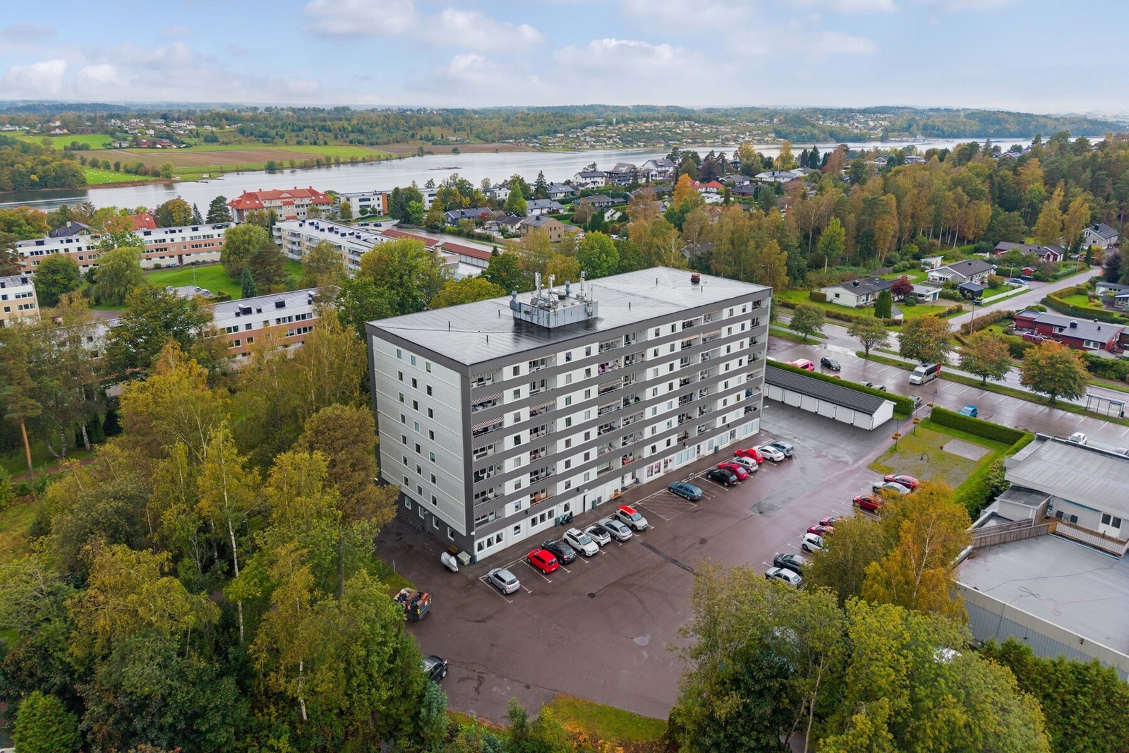 Blokk oppført i betong og murkonstruksjoner med noe
innfelte isolerte trevegger. Galleribilde