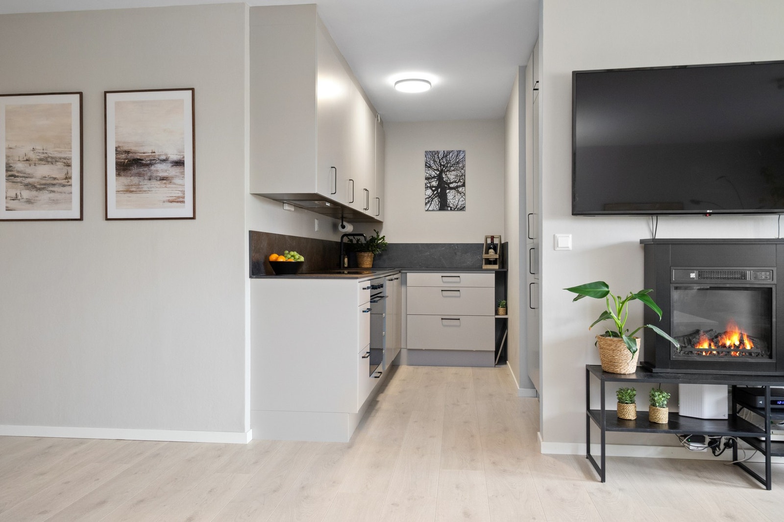 Laminat benkeplate med nedfelt kum og 1-greps armatur. Komfyrvakt er montert. Galleribilde