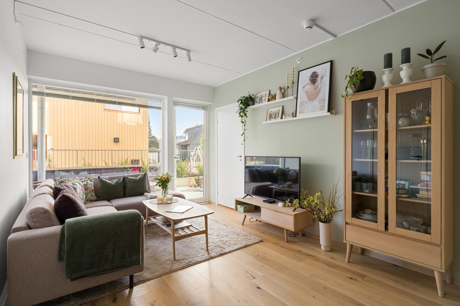 Direkte utgang til solrik terrasse med gode møbleringsmuligheter. Galleribilde