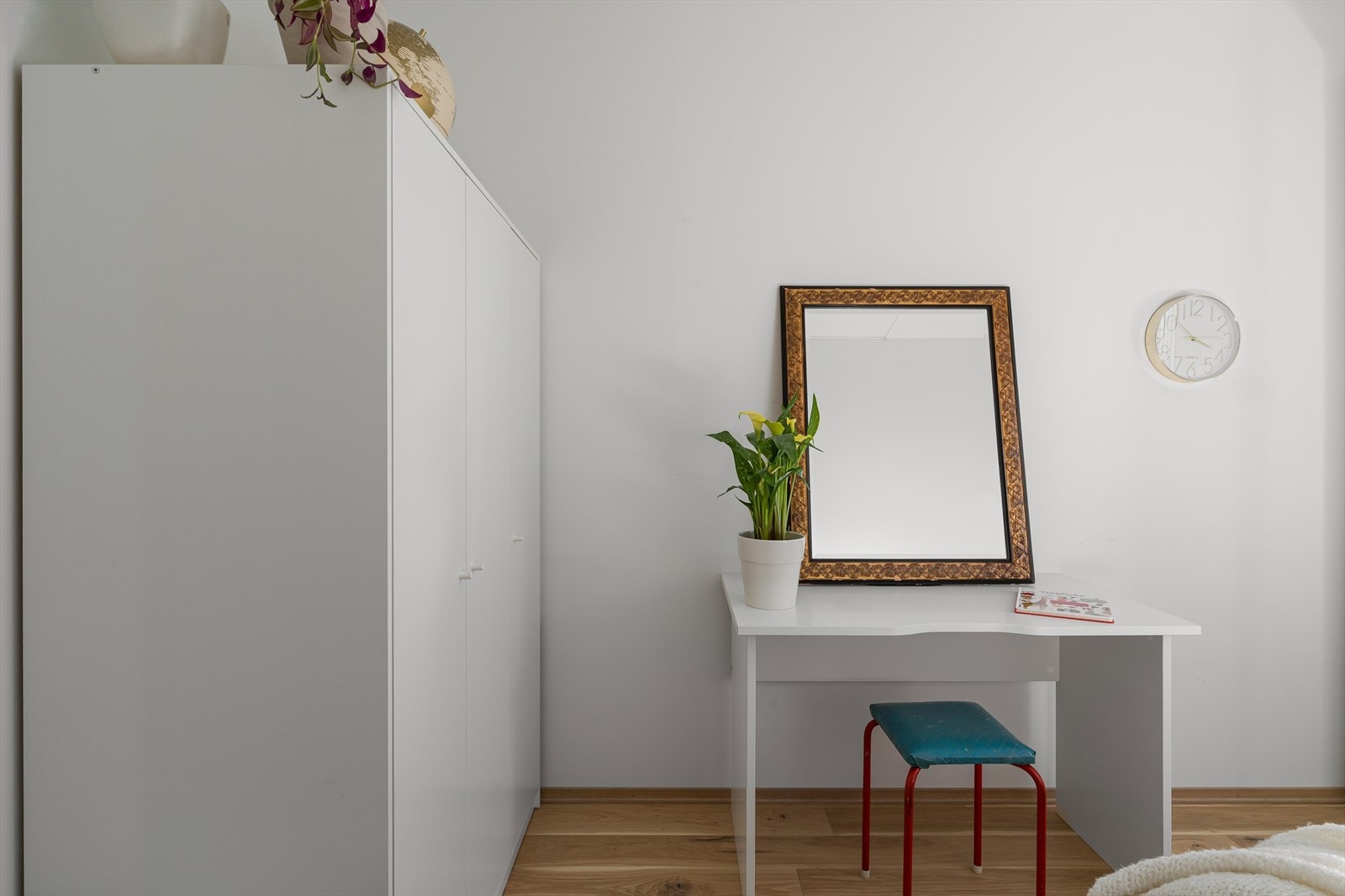 Praktisk rom med fleksible innredningsmuligheter, godt egnet som soverom, gjesterom eller hjemmekontor. Galleribilde