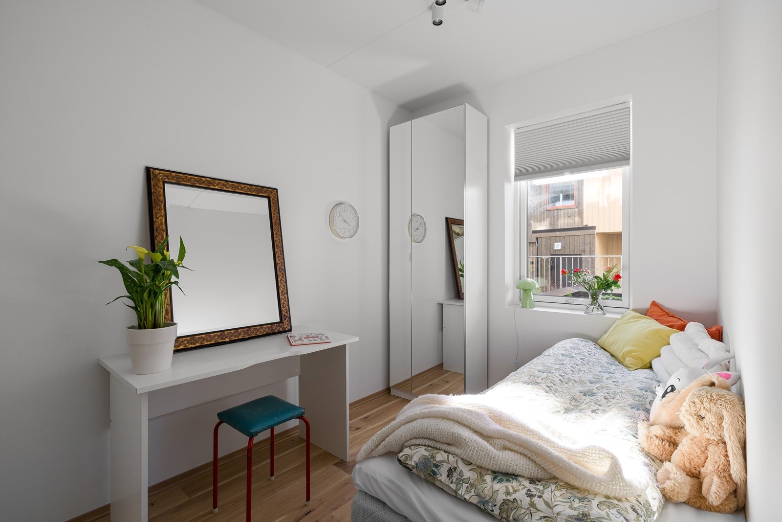 Lyst og trivelig rom med plass til seng og garderobe. Galleribilde