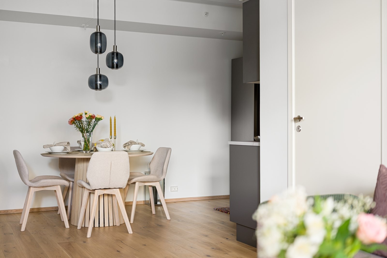 Innbydende spiseområde med plass til flere gjester. Perfekt for hyggelige måltider og sosiale anledninger i rolige omgivelser. Galleribilde