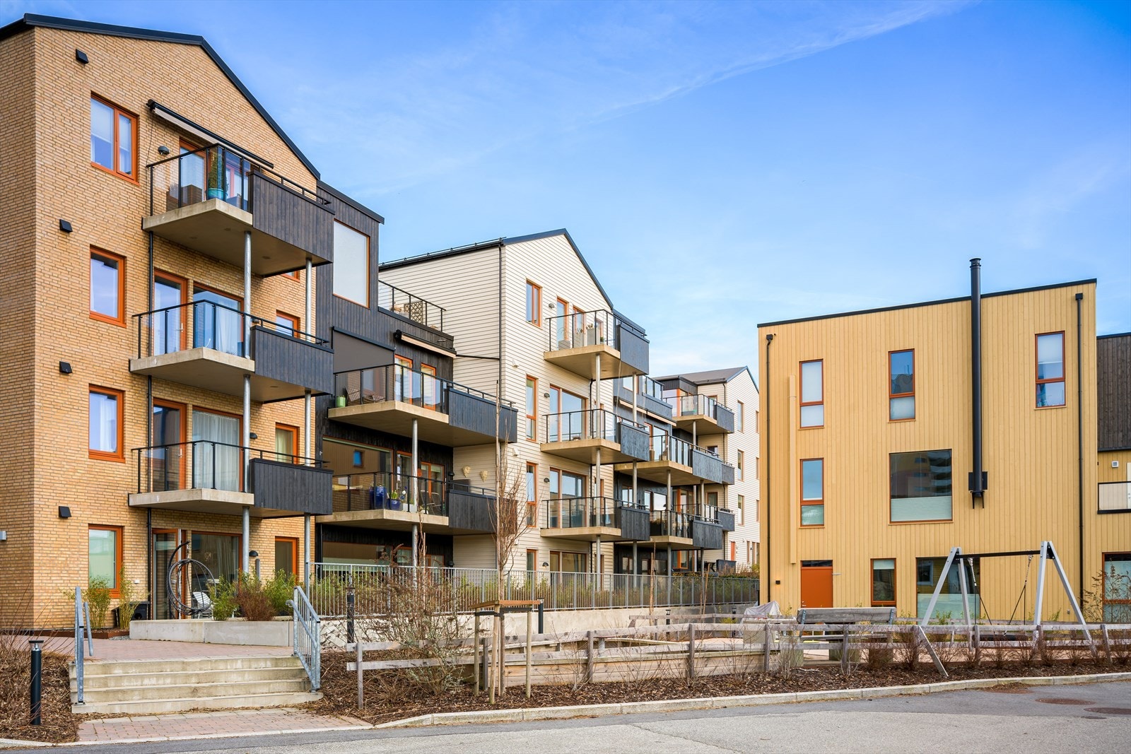 Moderne boligkompleks med stilren arkitektur og gjennomført uttrykk. Pent opparbeidede uteområder og nærhet til felles fasiliteter gir et attraktivt bomiljø. Galleribilde