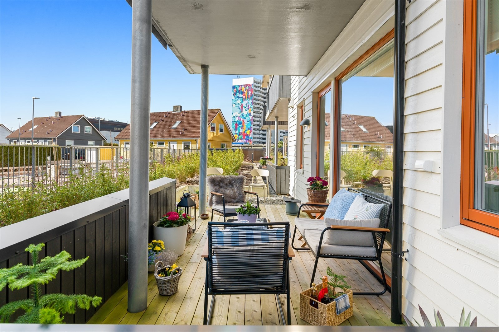 Romslig og overbygget terrasse med gode solforhold og plass til både sittegruppe og beplantning. Galleribilde