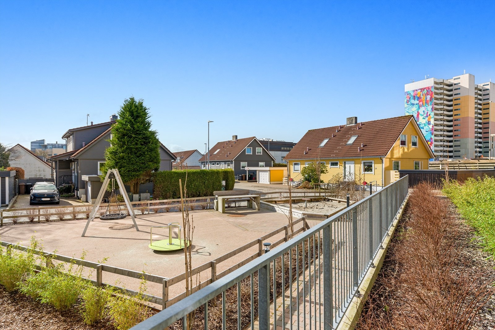 Hyggelig og skjermet fellesområde med lekeplass og oppholdsarealer. Galleribilde