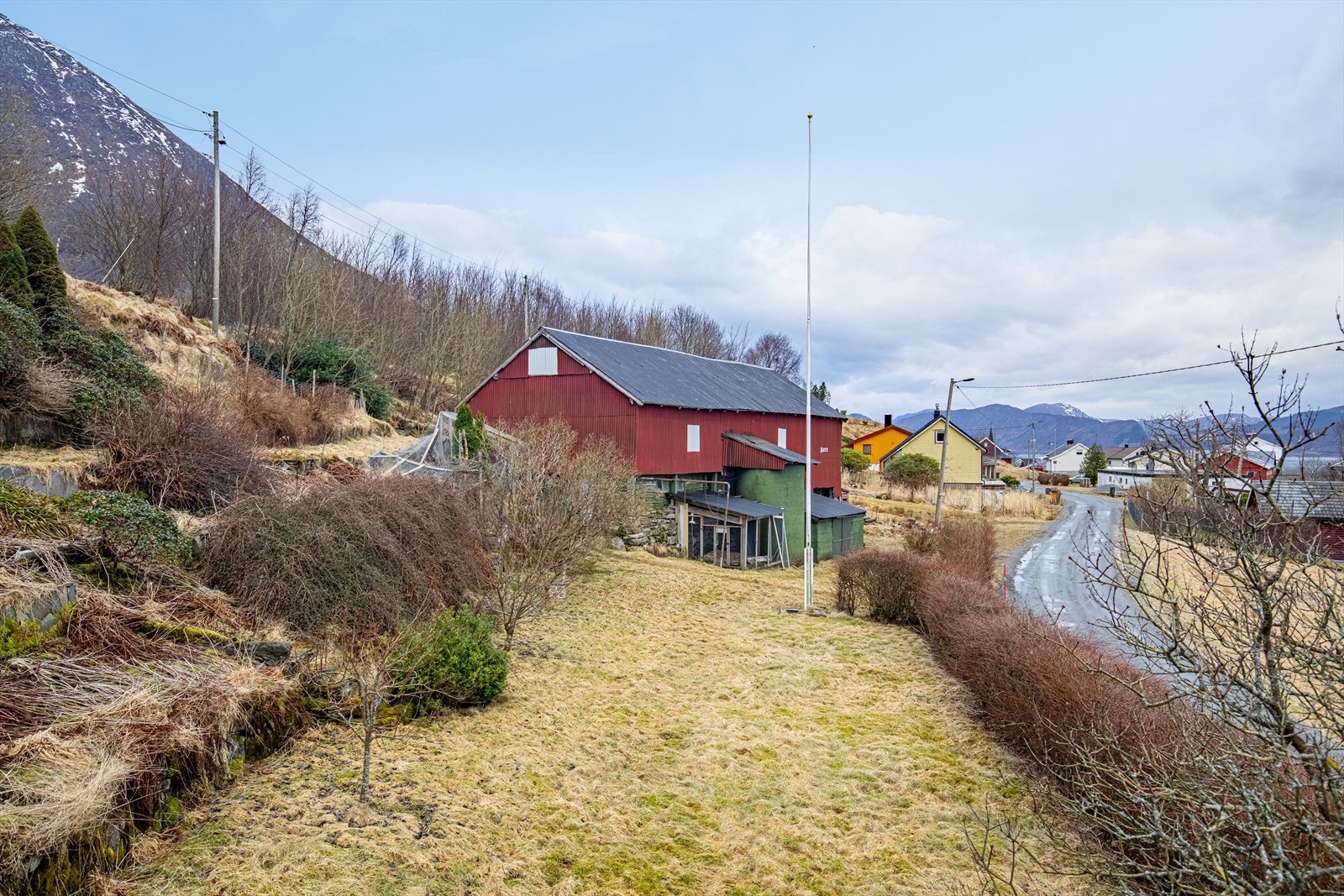 Mellom løde og våningshus er det hageareal Galleribilde