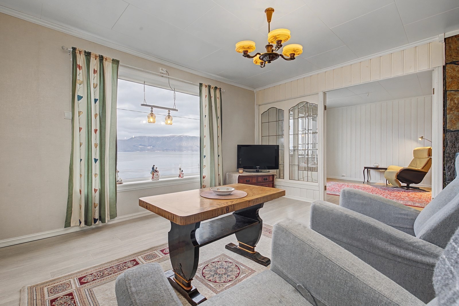 Eiendommen har flott utsikt over fjorden og en rolig beliggenhet Galleribilde