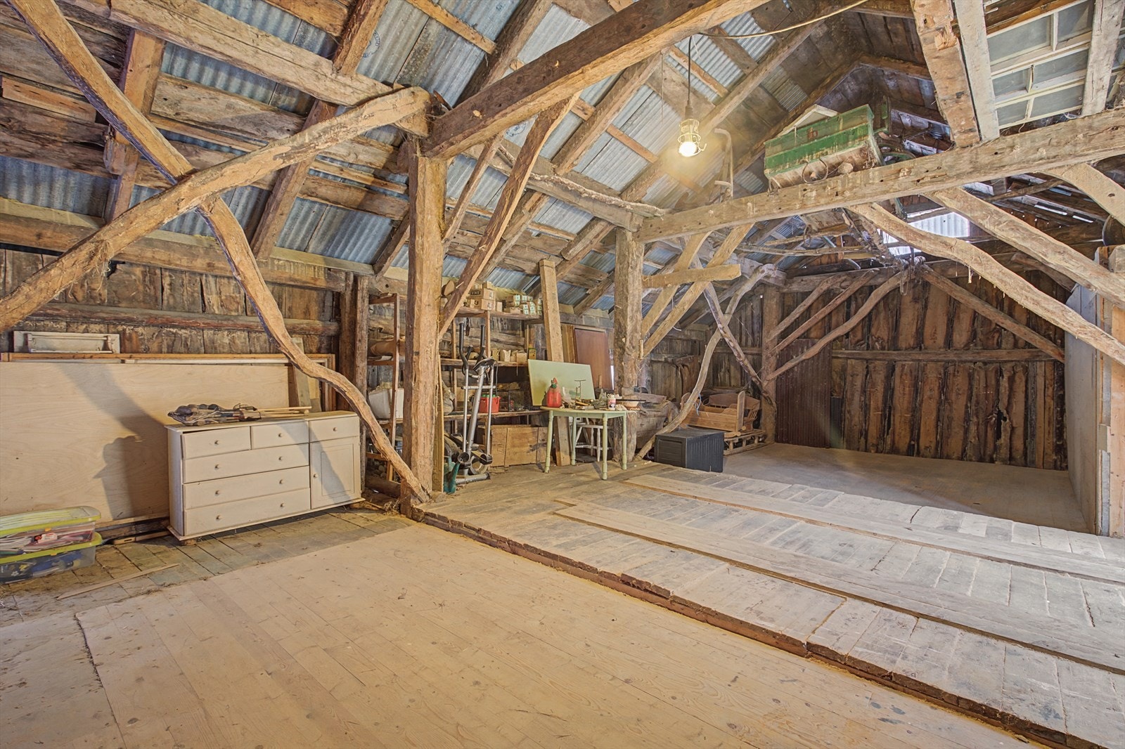 På eiendommen er det også en løde og et uthus/vedhus Galleribilde