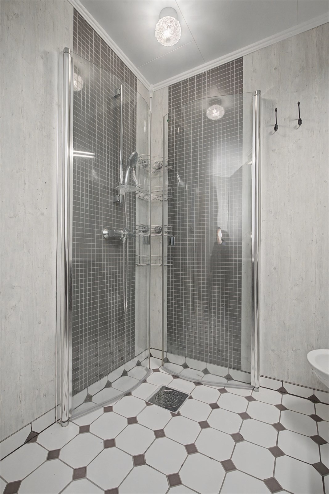 Fliser og varmekabler på gulv Galleribilde