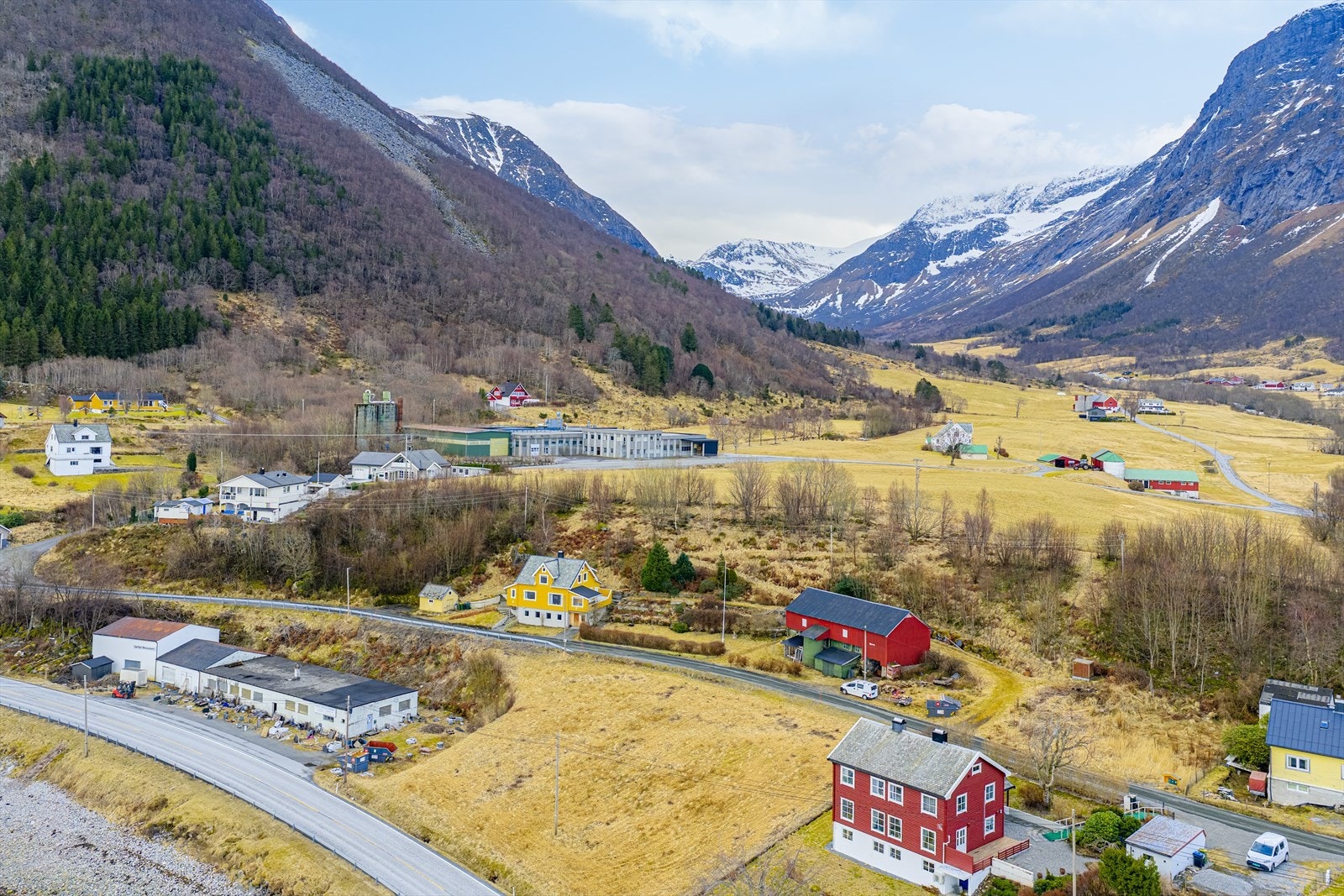 En landlig beliggenhet med kort avstand til flott natur og sjø Galleribilde