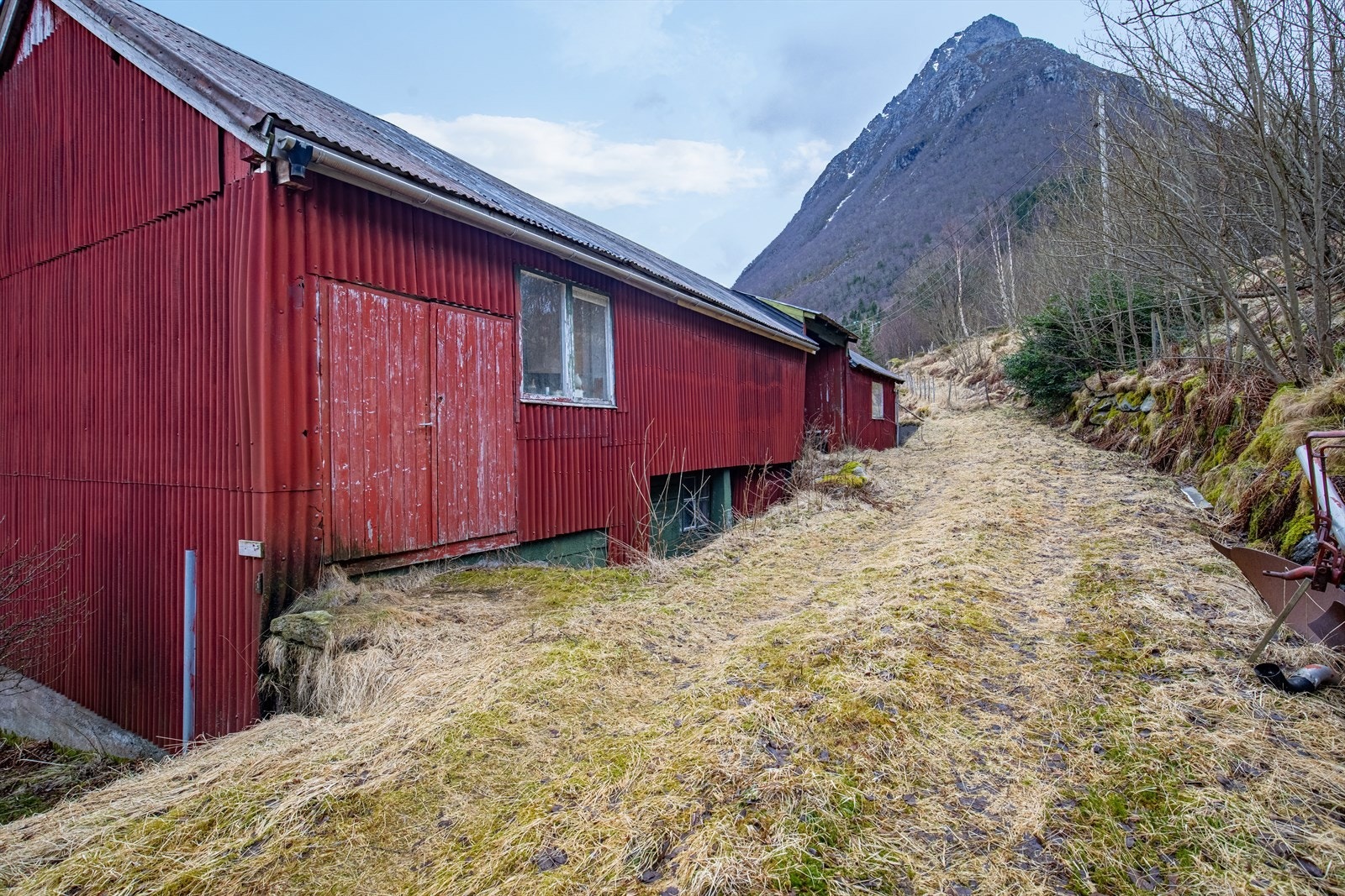 Eldre gardsvei til låven Galleribilde