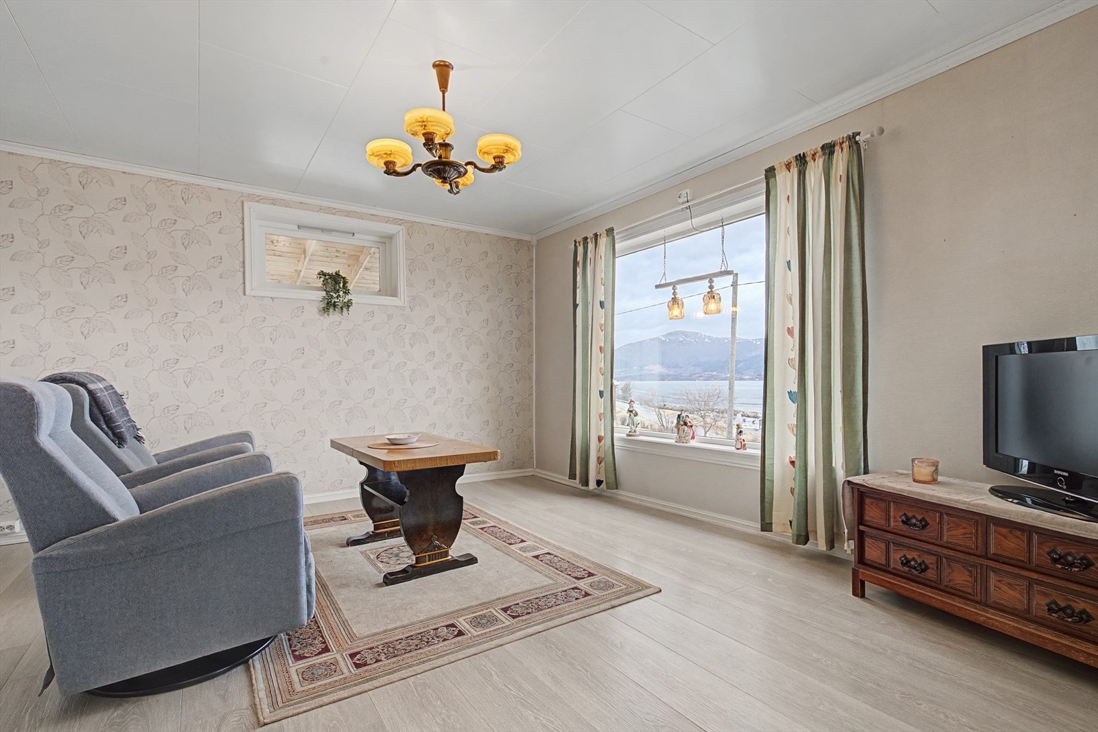 To delt stue som kan åpnes opp med dobbeldør mellom seg Galleribilde