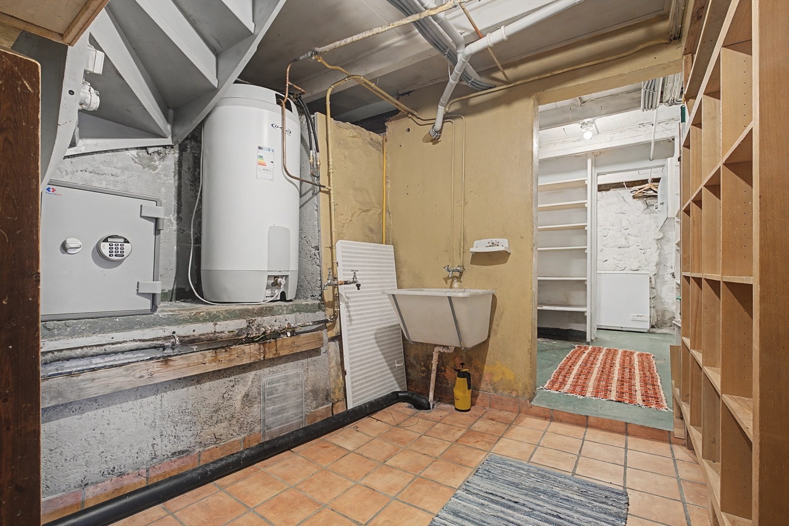 I kjelleren er det flere rom med god lagringsplass Galleribilde