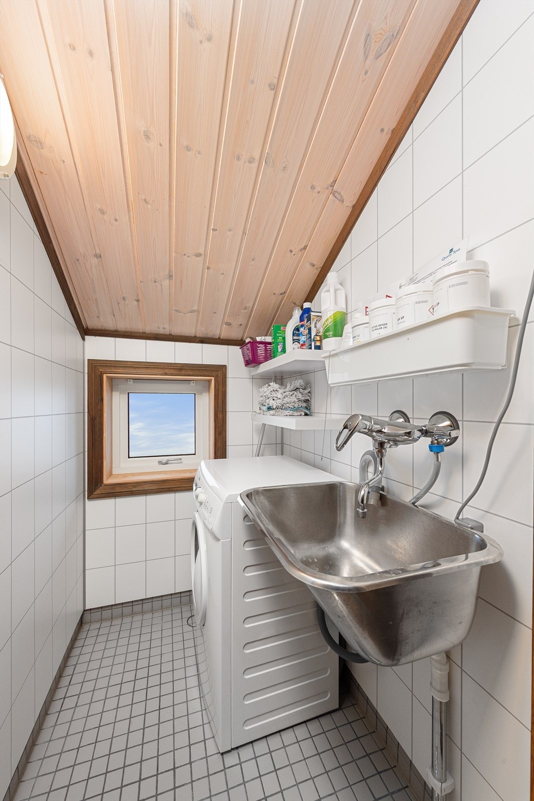 Praktisk vaskerom med opplegg for vaskemaskin. Galleribilde