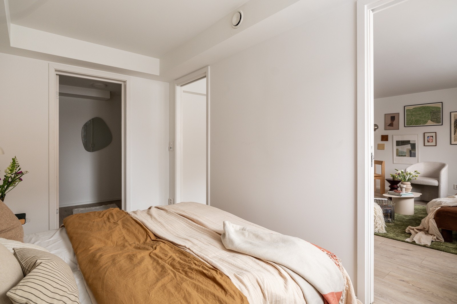 Fra soverommet er det også adkomst til et praktisk garderoberom. Galleribilde