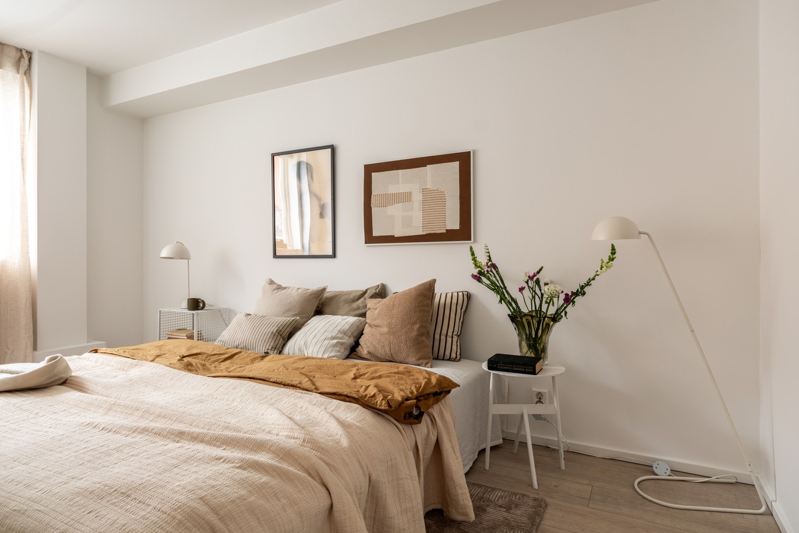 Leiligheten har et lyst og innbydende soverom som vender ut mot en rolig gate med lite trafikk. Galleribilde