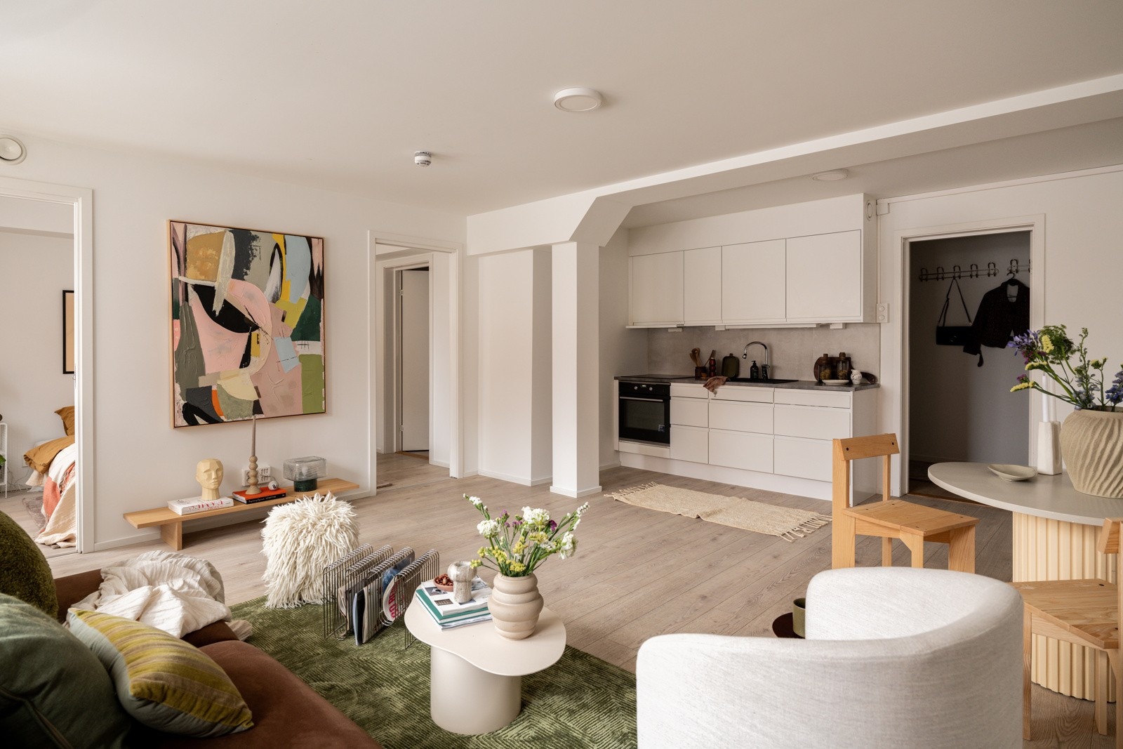 Kjøkkenet ligger i en fin og sosial åpen løsning med stuen. Galleribilde