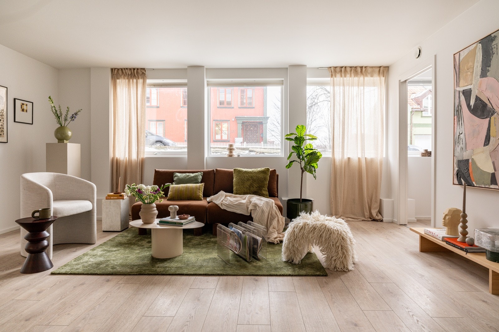 Stuen er det naturlige oppholdsrommet i leiligheten, og er et lyst og hyggelig rom. Galleribilde