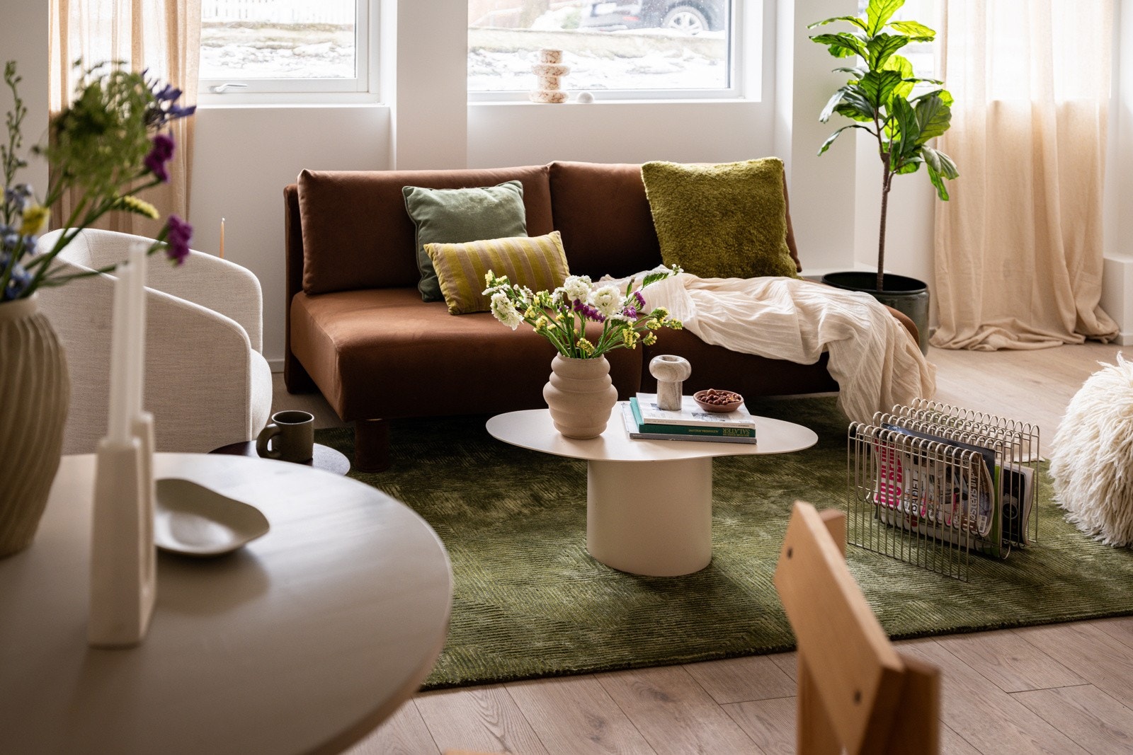 God og moderne standard fra 2022 med pen enstavs laminat på gulv, glatte lysmalte overflater og skjult elektrisk anlegg. Galleribilde