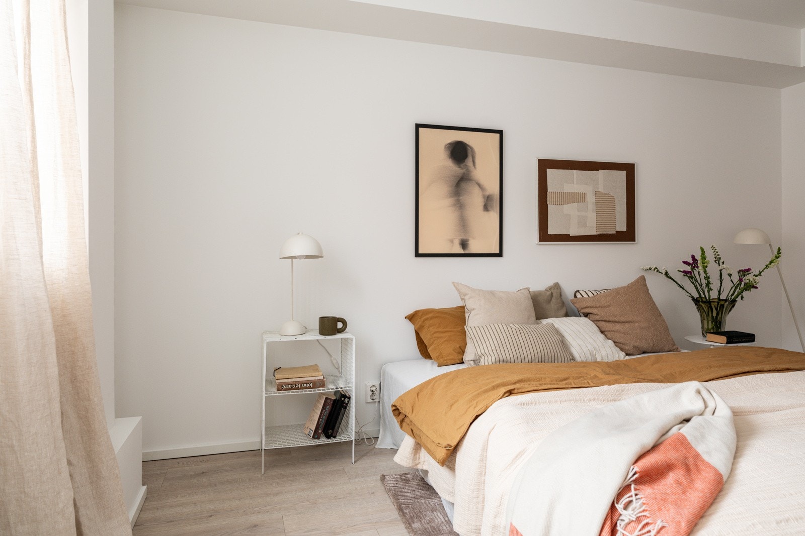 På soverommet har du naturlig plass til dobbeltseng med tilhørende nattbord. Galleribilde