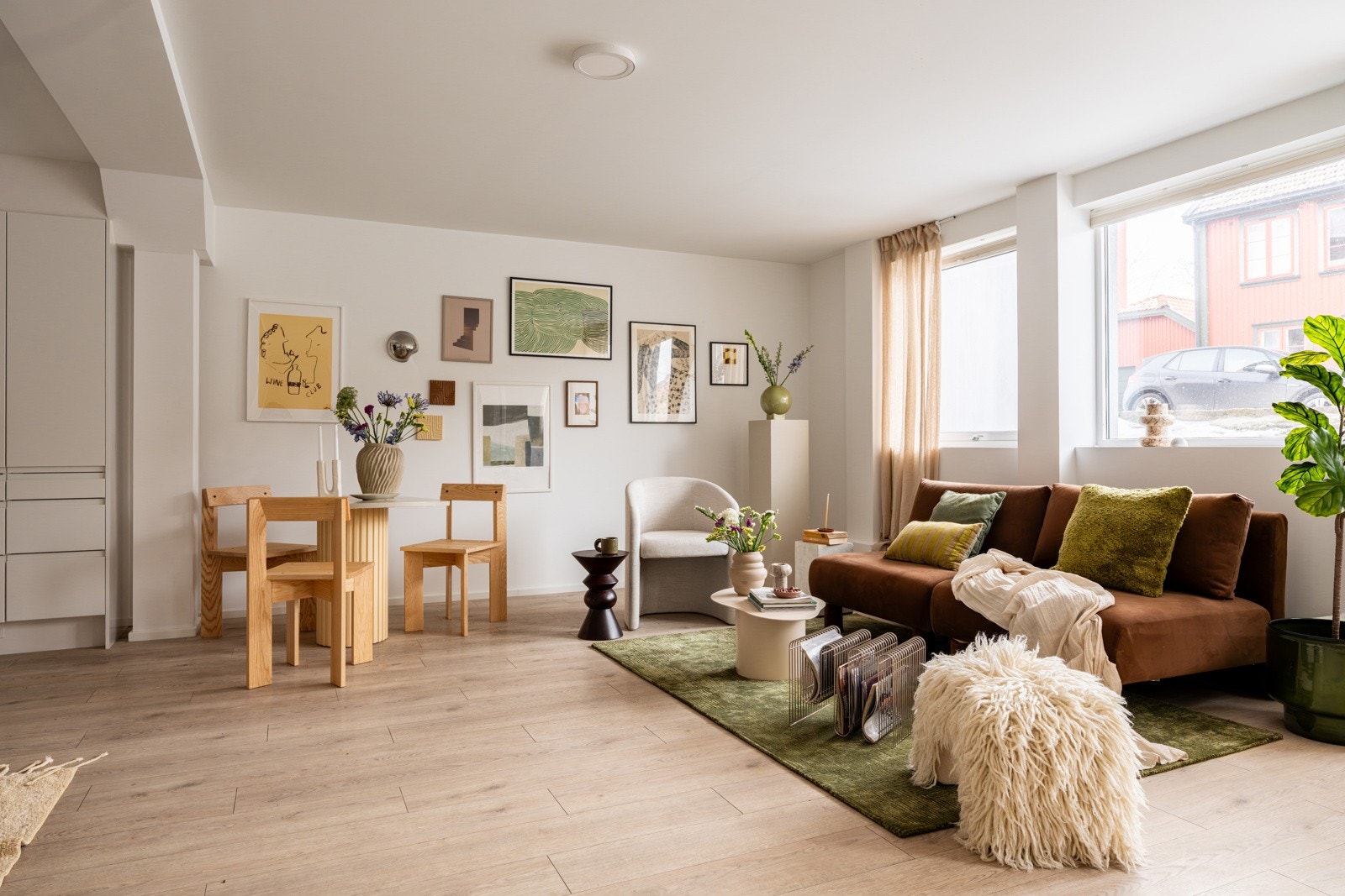 Hyggelig utsyn med idyllisk trehusbebyggelse utenfor. Galleribilde