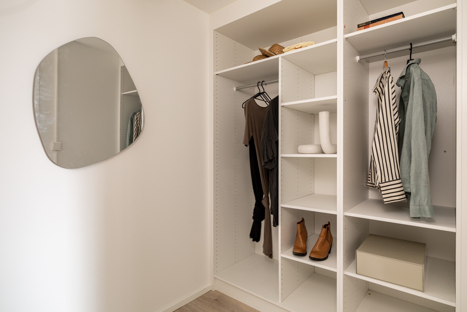 Her har du god oppbevaringsplass i skap, samt åpen garderobeløsning med hyller og oppheng. Galleribilde