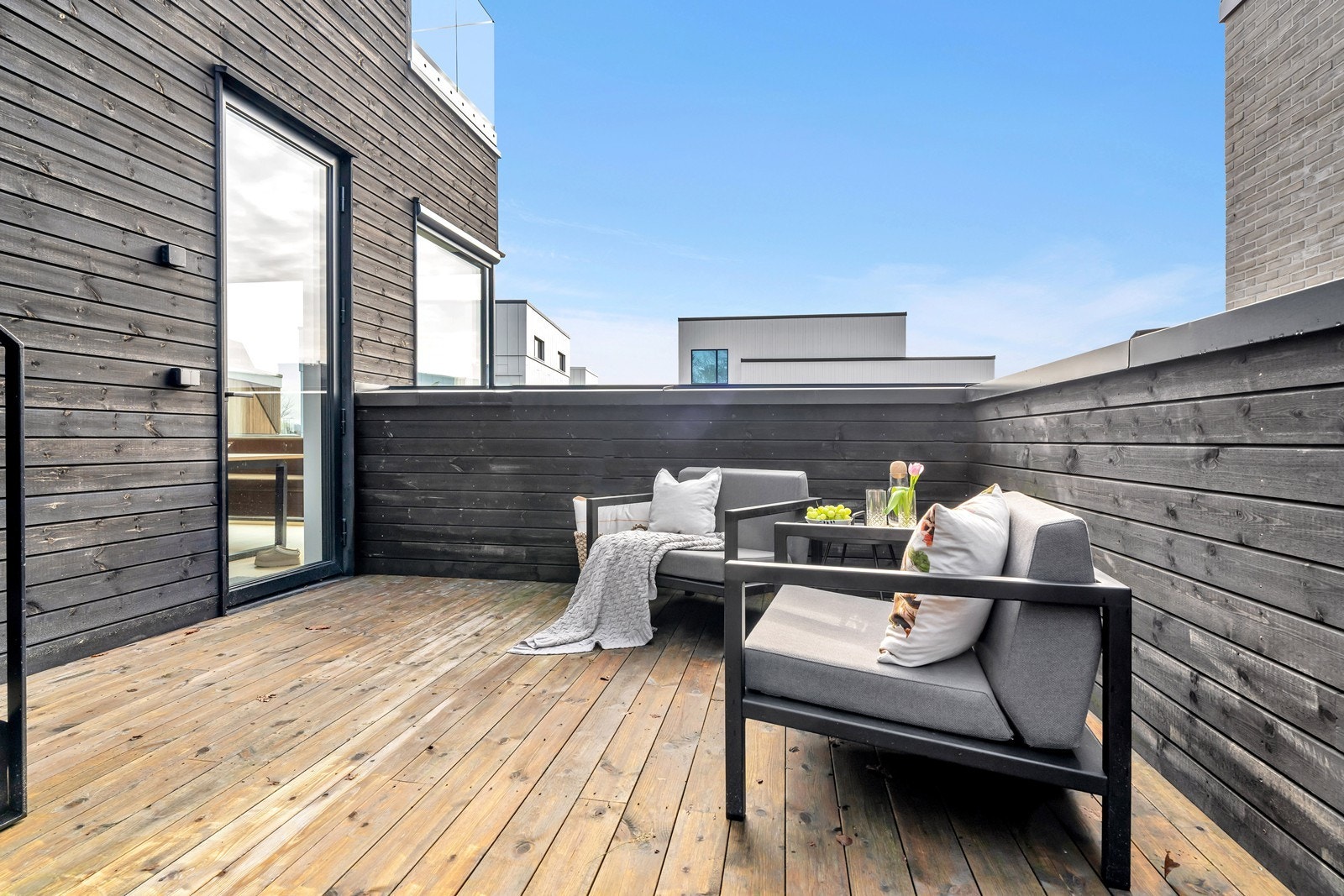 Skjermet uteplass med god plass til sittegrupper og utemøbler. Galleribilde