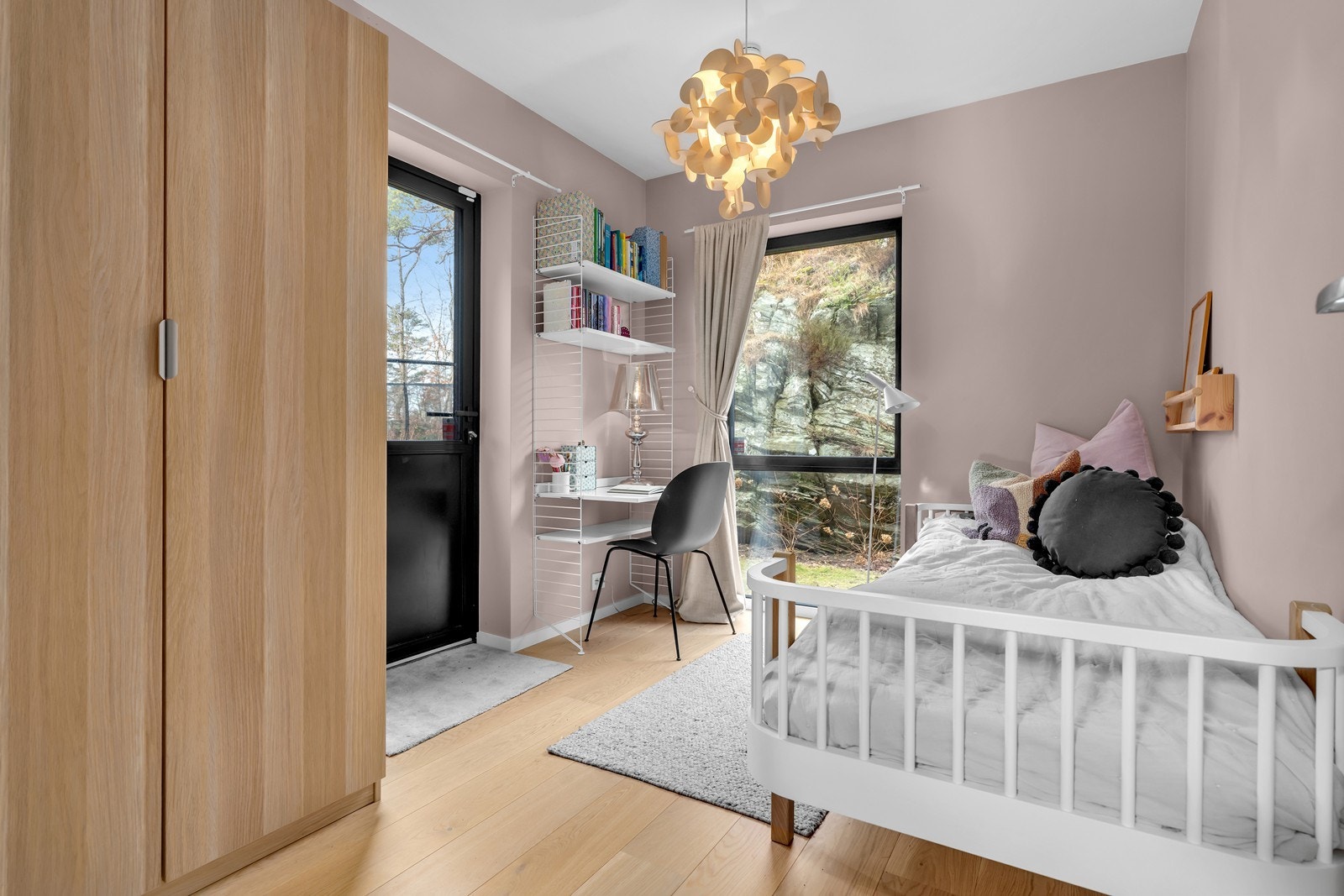 Verandadør fra soverommet leder ut til terrassen på bakkeplan. Galleribilde