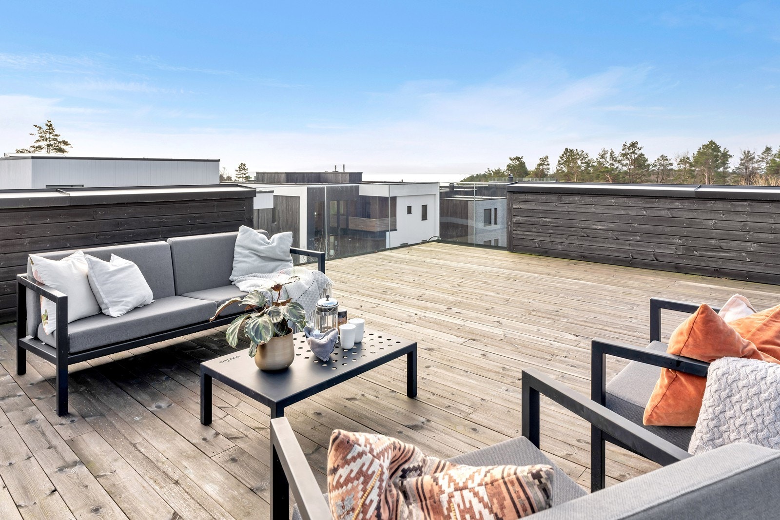 Stor takterrasse med fantastiske solforhold. Galleribilde