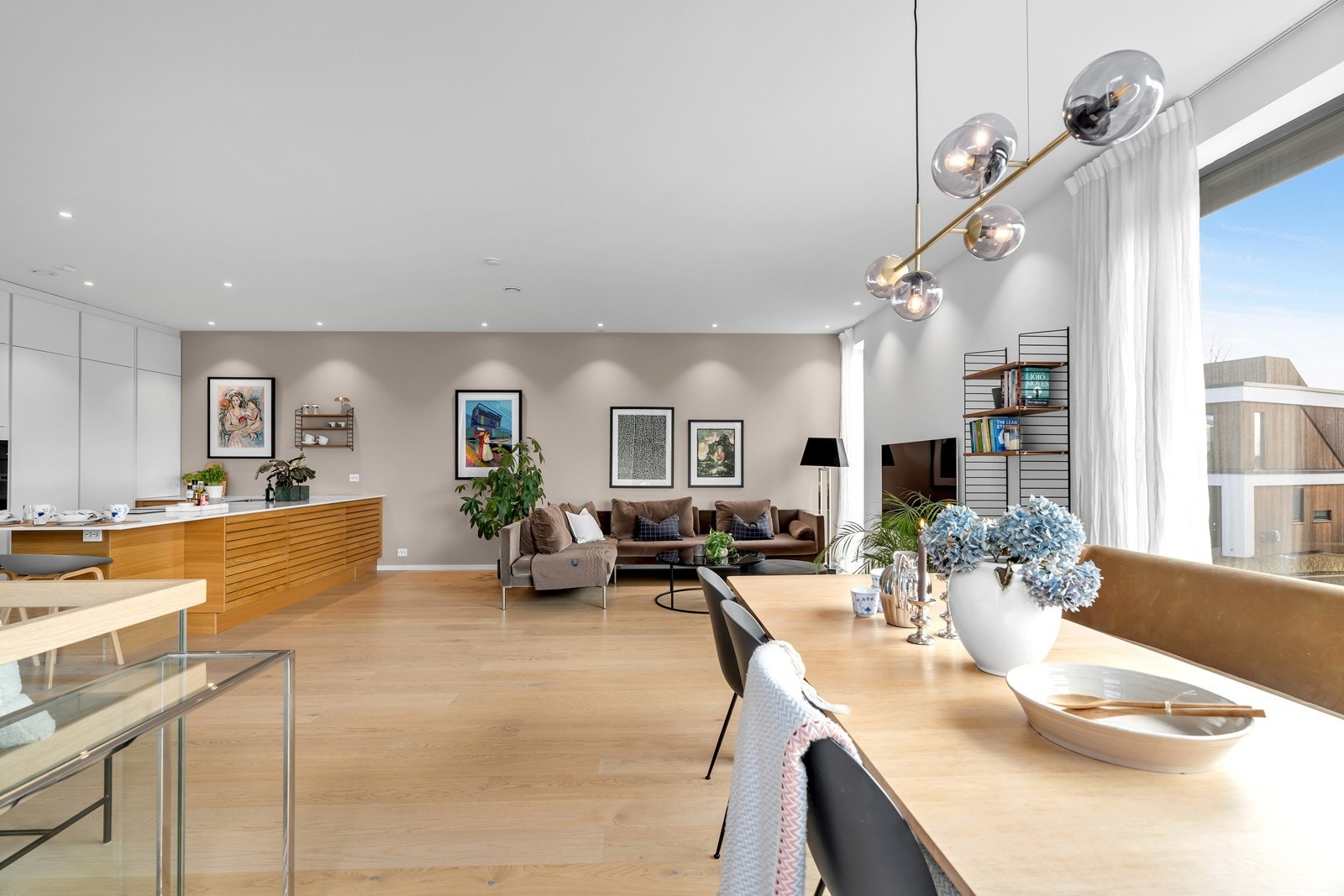 Romslig stue i andre etasje med store vindusflater som gir rikelig med naturlig lys. Galleribilde