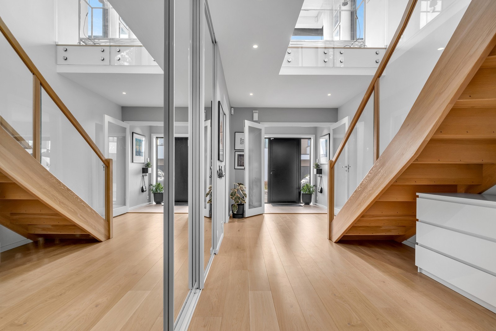 Romslig og innbydende entré med god skapplass. Galleribilde