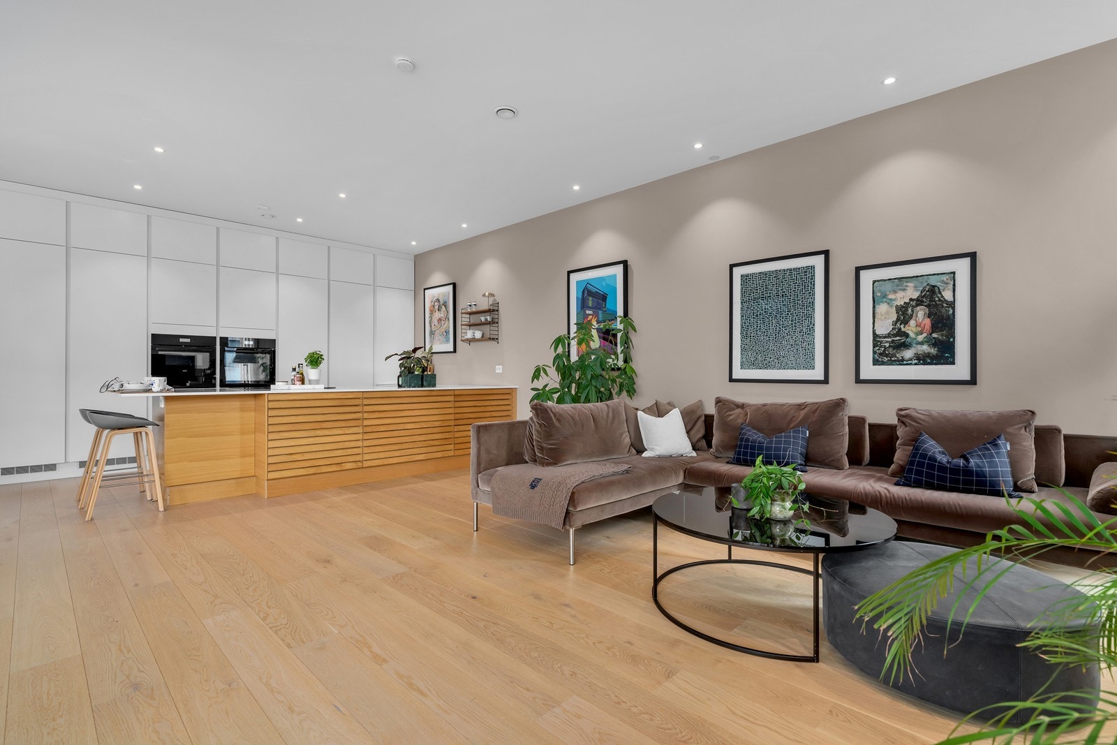 Åpen løsning mellom stue og kjøkken gir en åpen og luftig romfølelse. Galleribilde