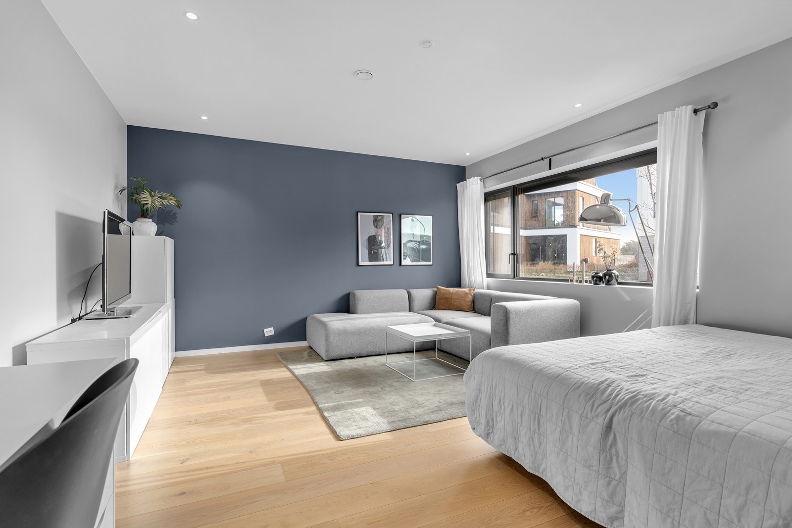 I første etasje finner du en flott TV-stue, evt et stort 5. soverom ved behov.. Galleribilde