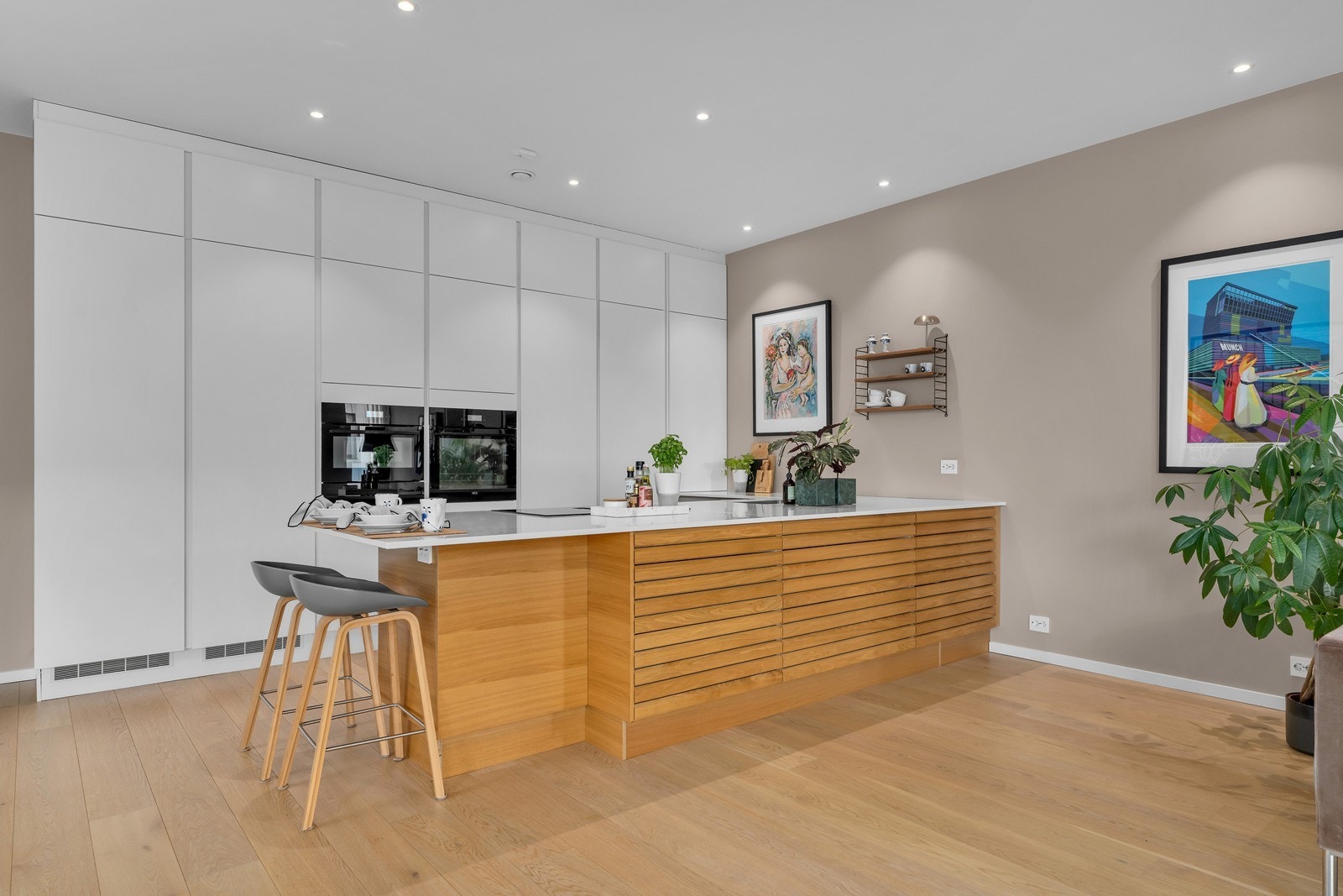 Stilrent kjøkken med halvøy og integrerte hvitevarer. Galleribilde