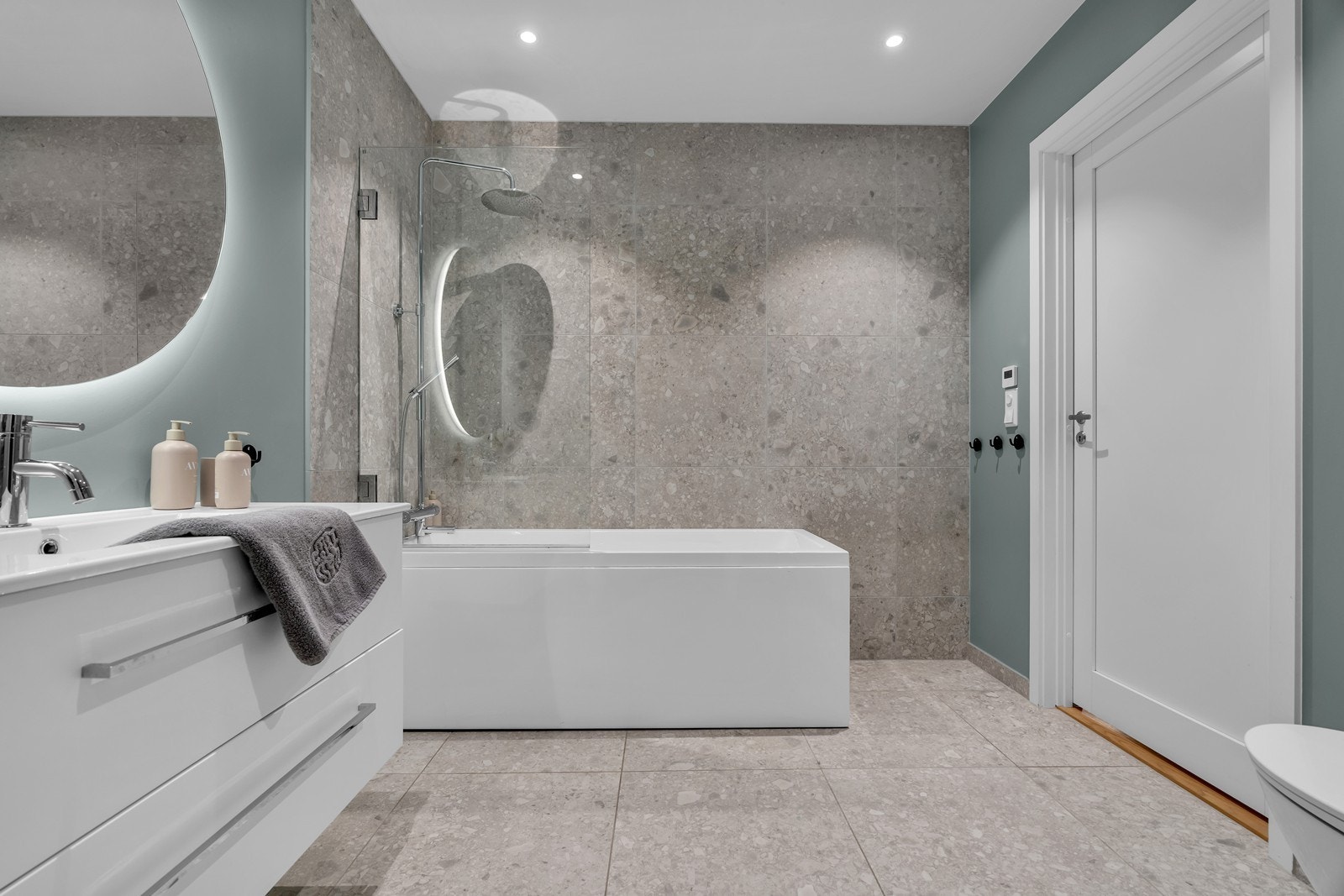 Moderne flisebelagt bad med flott badekar. Galleribilde