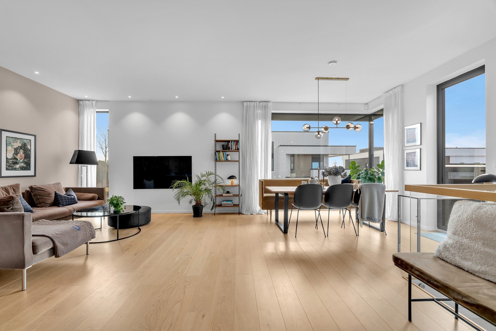 Stuen har en åpen planløsning med kjøkken og naturlig plass til spisestue. Galleribilde