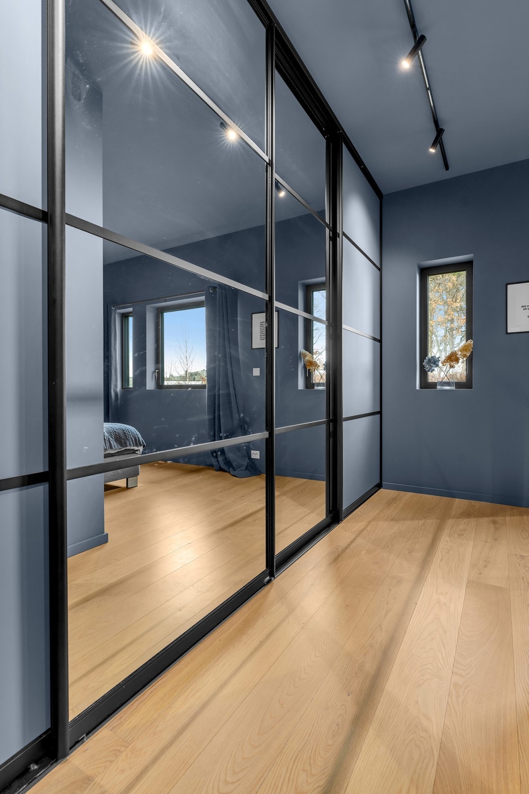 Entréen til hovedsoverommet har en romslig garderobeløsning med speildører. Galleribilde