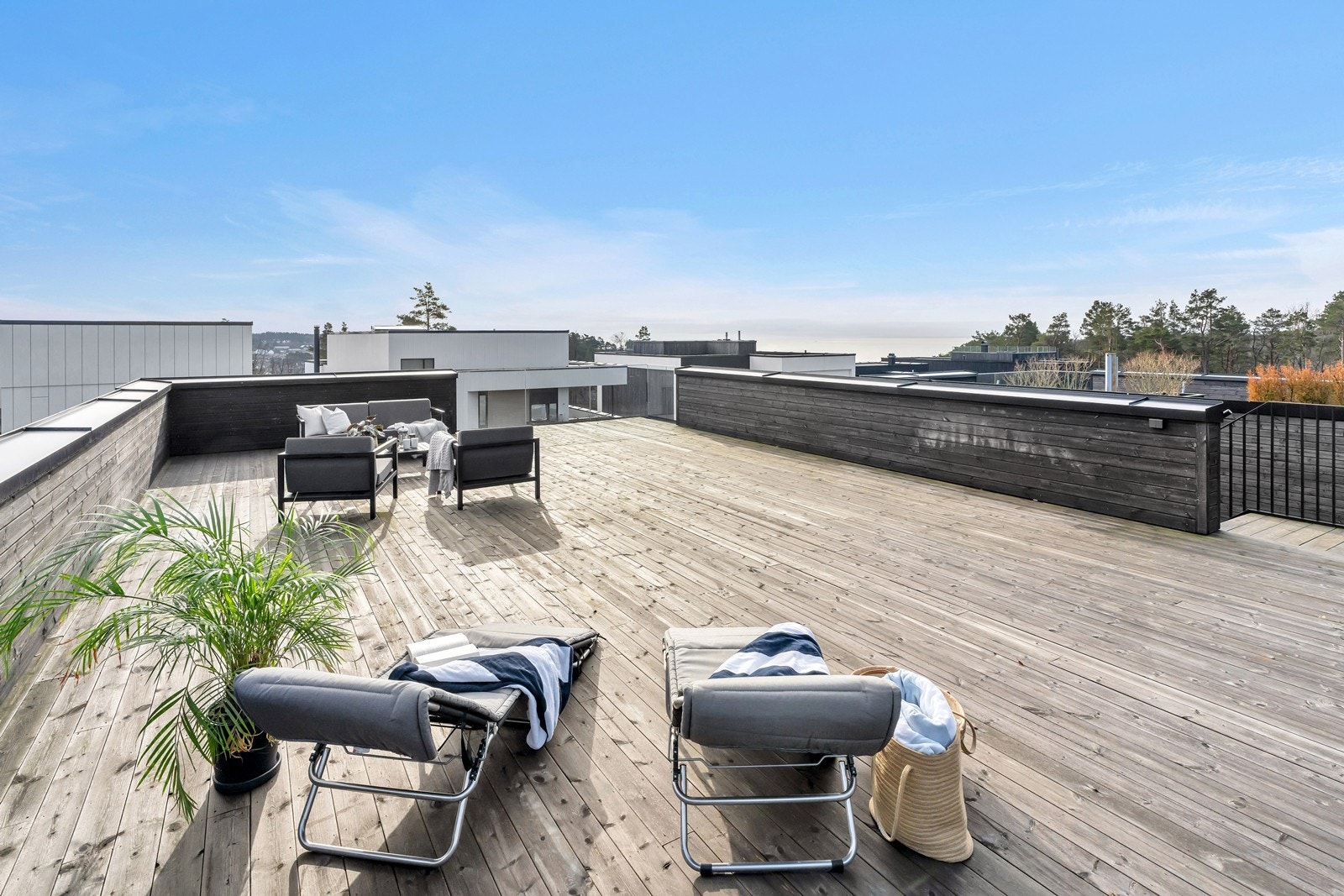 Helt rå takterrasse med sol fra morgen til kveld. Her er det også en deilig sjøutsikt Galleribilde