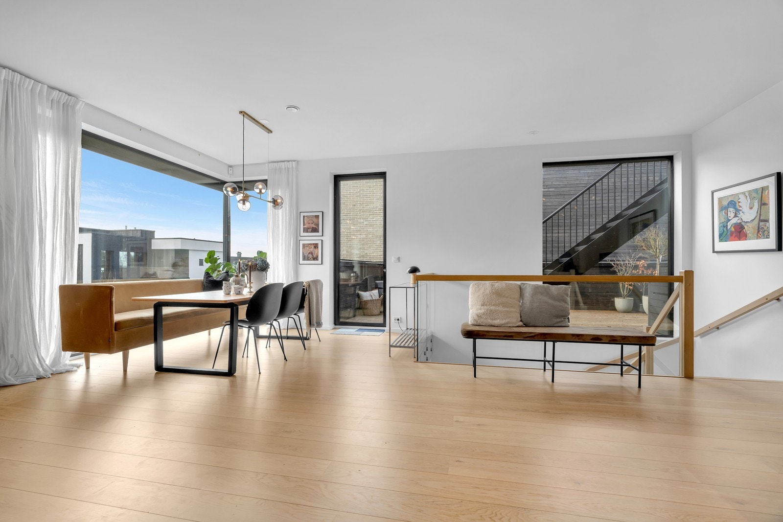 Fra stuen er det glassdør med utgang til terrassen i andre etasje og videre opp til takterrassen Galleribilde