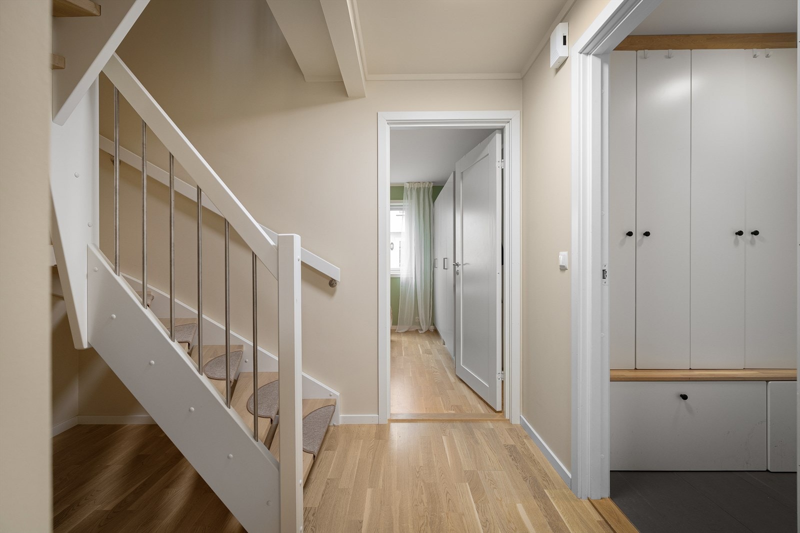 Første etasje tilbyr en innbydende entré og gang, med direkte adkomst fra carporten. Galleribilde