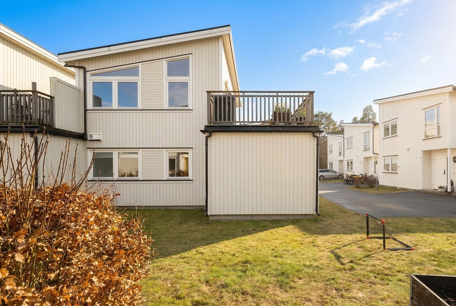 Boligen har fin intern beliggenhet uten gjennomkjøring forbi boligen. Galleribilde